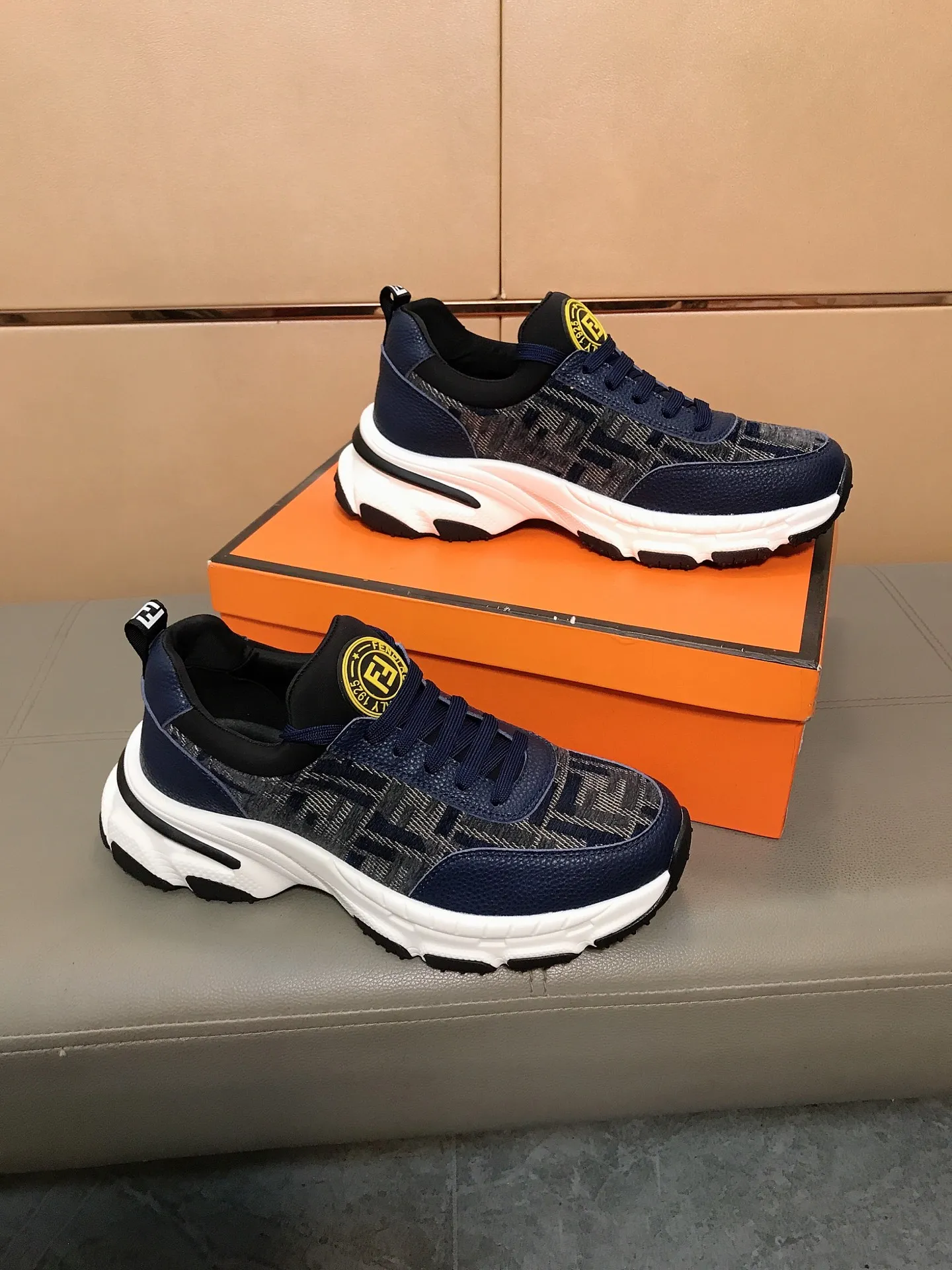 Factory price 442 💥💥🔺🔺FENDI [Fendi] Men’s new casual shoes are a hit! , that kind of calm connotation️elegant taste is indescribable to start the journey of fashionable shoes💍💍to cope with various occasions calmly! The momentum of the big names speaks for itself! Comfortable and comfortable on the feet! Materials: Imported printed materials, stitched with cowhide design, sheepskin feet, a fashion must-have! Code number: 38-44